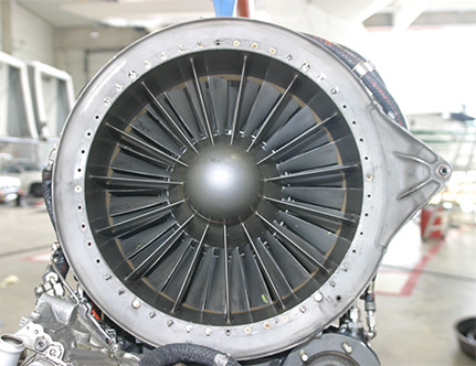 航空航天高温合金从诞生起就用于航空发动机，在现代航空发动机中，高温合金材料的用量占发动机总重量的40%～60%，主要用于四大热端部件：燃烧室、导向器、涡轮叶片和涡轮盘，此外，还用于机匣、环件、加力燃烧